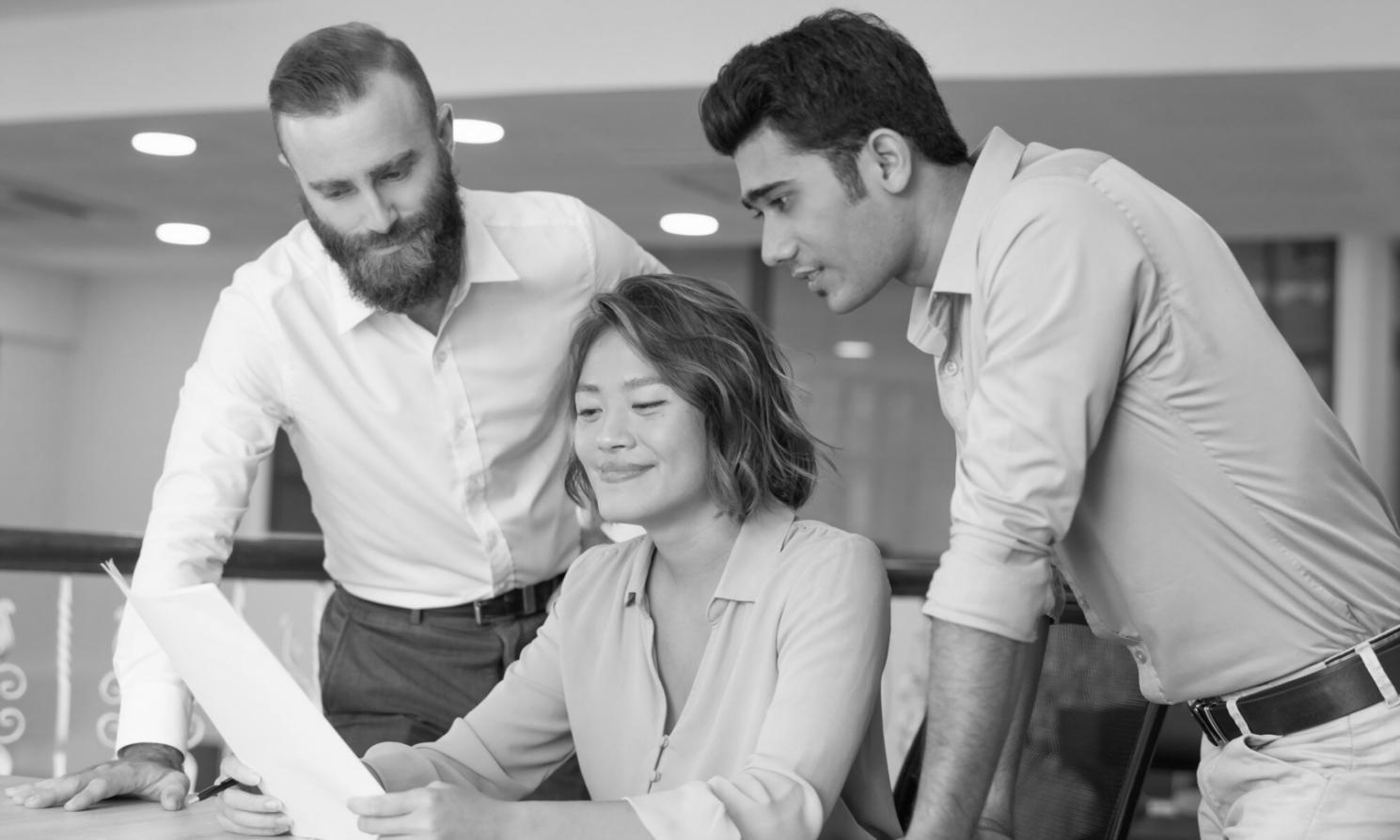 Estudiantes trabajando en análisis financiero y proyectos de capital