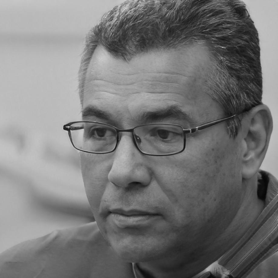 Retrato profesional del instructor Carlos Mendoza