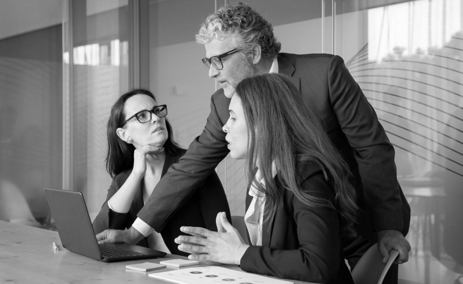 Sesión de trabajo con empresarios analizando métricas financieras